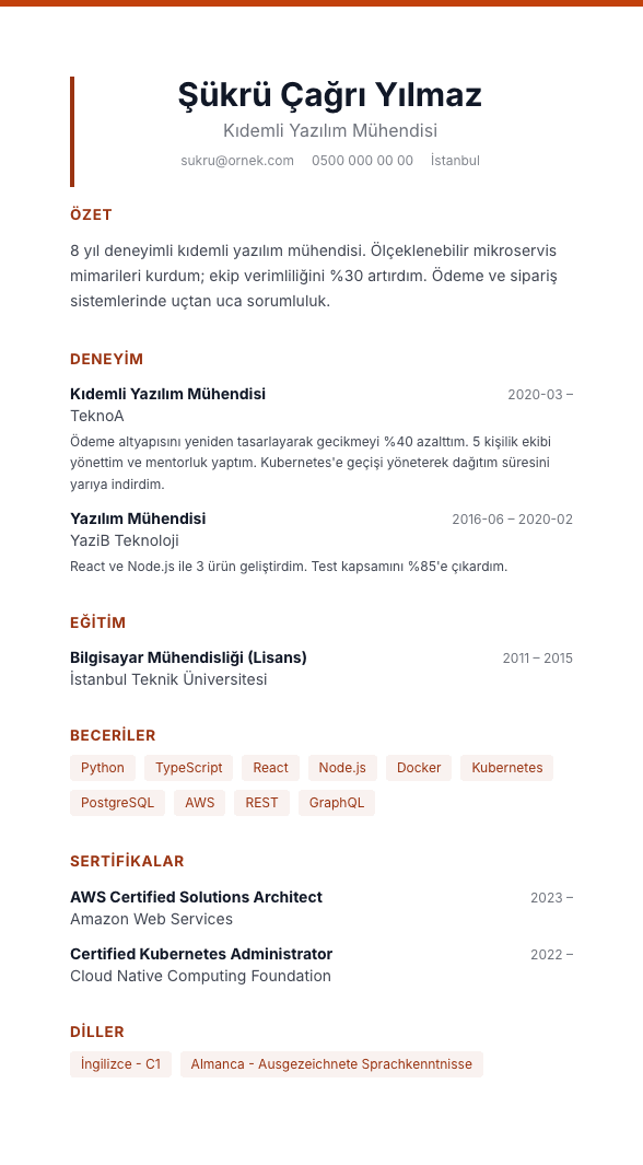 Bakır Yönetici CV şablonu önizlemesi - Ortalanmış yönetici imzası, bakır aksan ve iki sayfalık liderlik ritmi