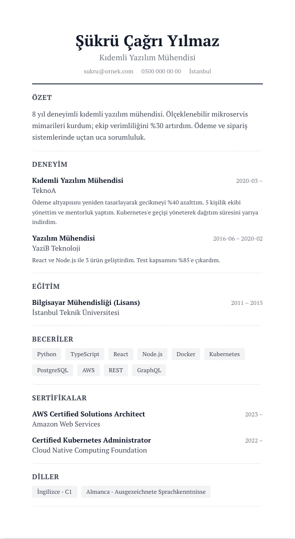 Editorial Serif CV şablonu önizlemesi - Ortalanmış editoryal başlık, serif gövde ve ferah yayın estetiği