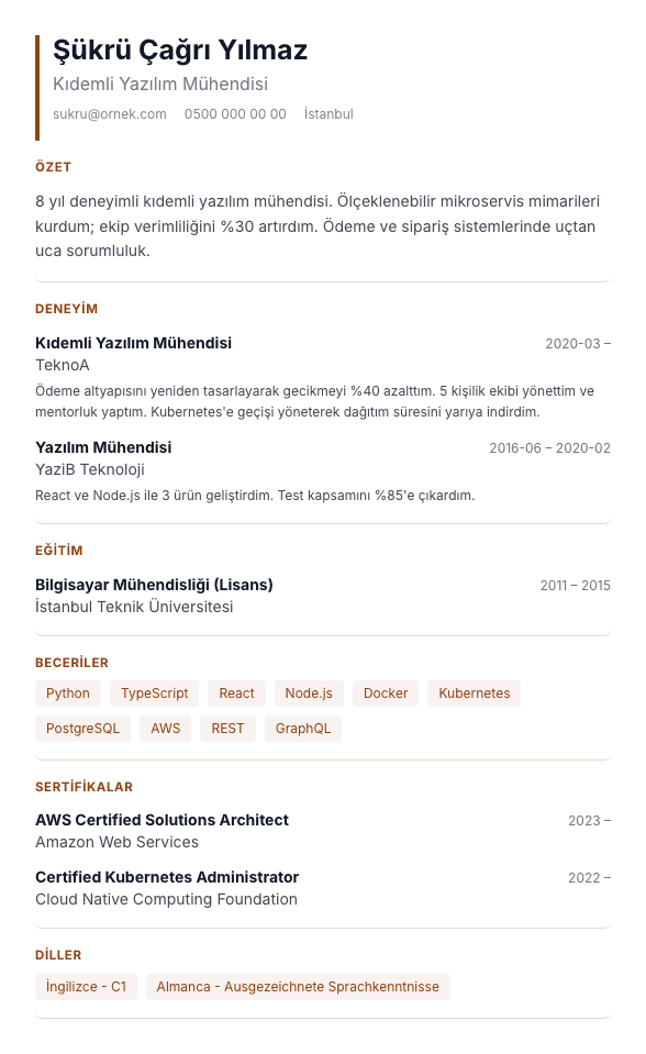 İlk Adım CV şablonu önizlemesi - Yeni mezunlar için eğitim-proje odaklı, sıcak amber vurgulu tek sayfa düzeni