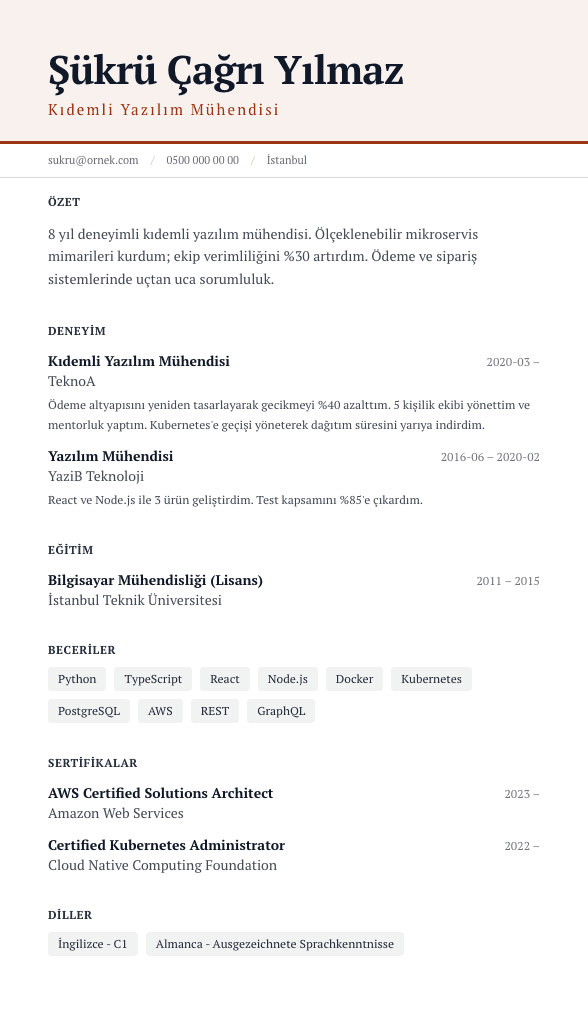Manşet CV şablonu önizlemesi - Tam genişlik manşet alanı, anıtsal ad ve kural çizgileri arasında künye şeridi - dergi kapağı kompozisyonu