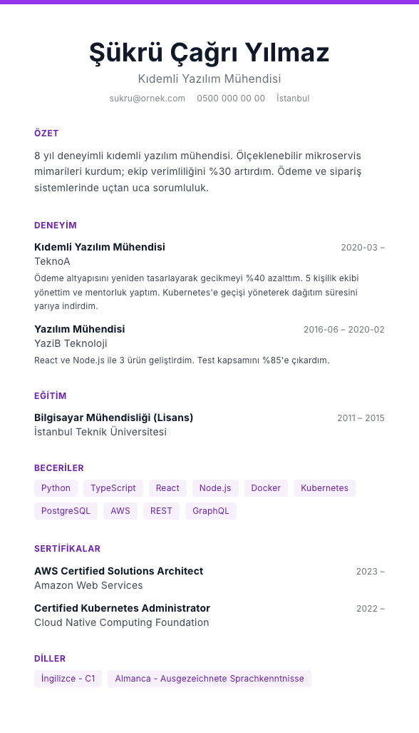 Monogram Merkez CV şablonu önizlemesi - Tam genişlik aksan bandı, ortalanmış anıtsal ad ve ayraçsız sade gövde