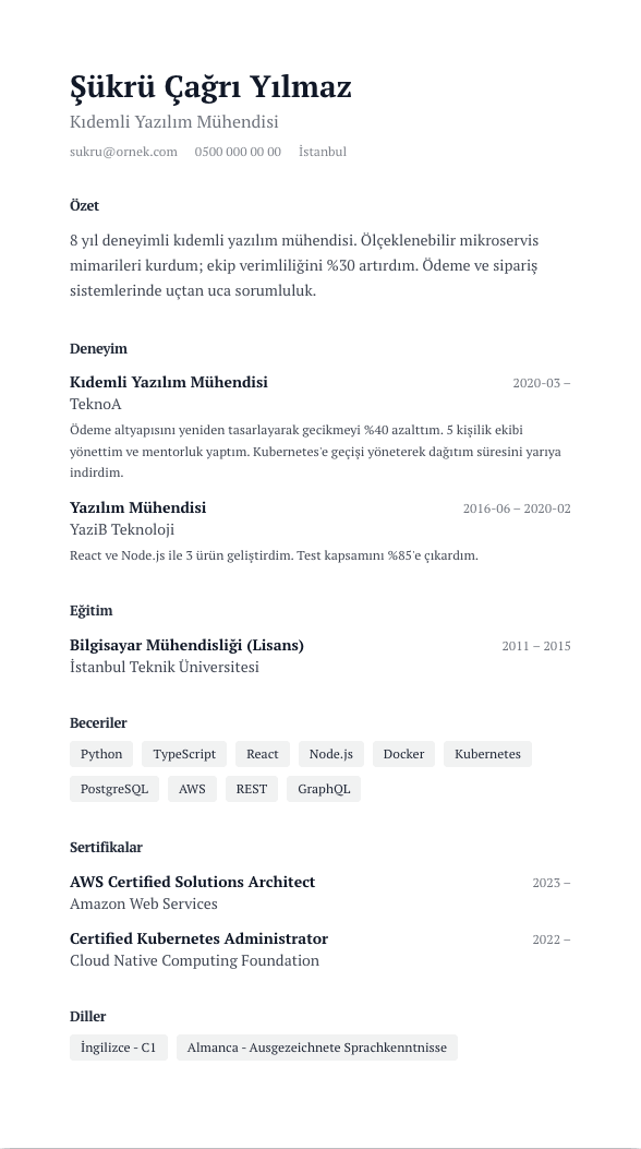 Yönetici Brifi CV şablonu önizlemesi - Memo mimarisi: önce tez, sonra 'Öne Çıkanlar' kanıt bloğu, sonra kronoloji - karar verici 20 saniyede okur
