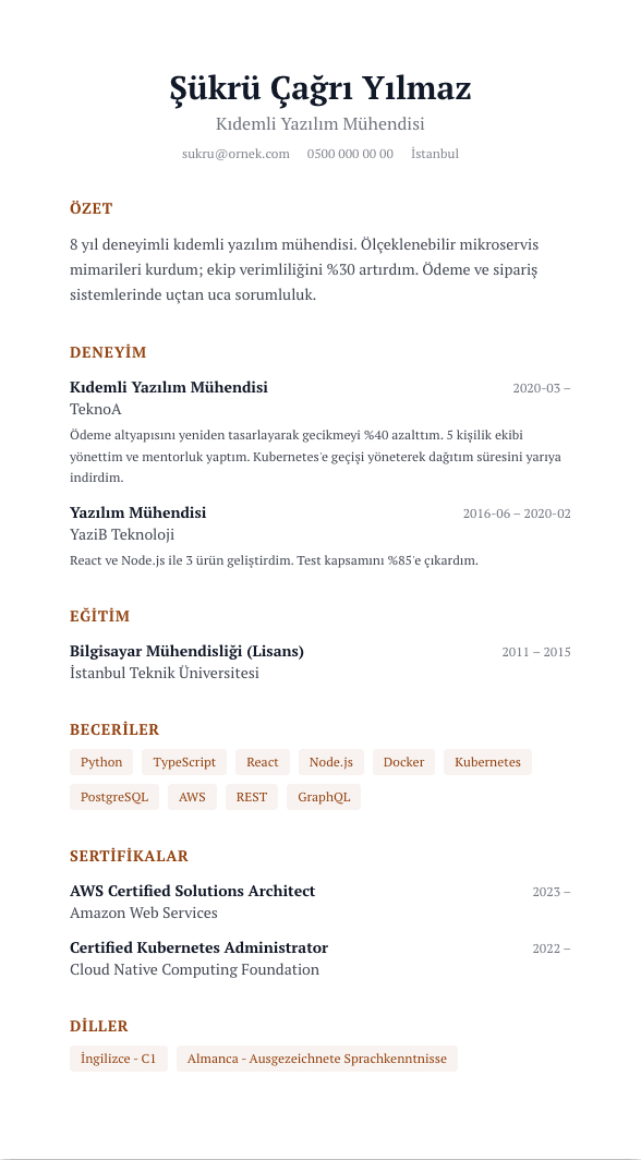 Yönetici Premium CV şablonu önizlemesi - Direktör ve C-level için: ferah beyaz alan, Fraunces serif isim, altın aksan - az ama etkili