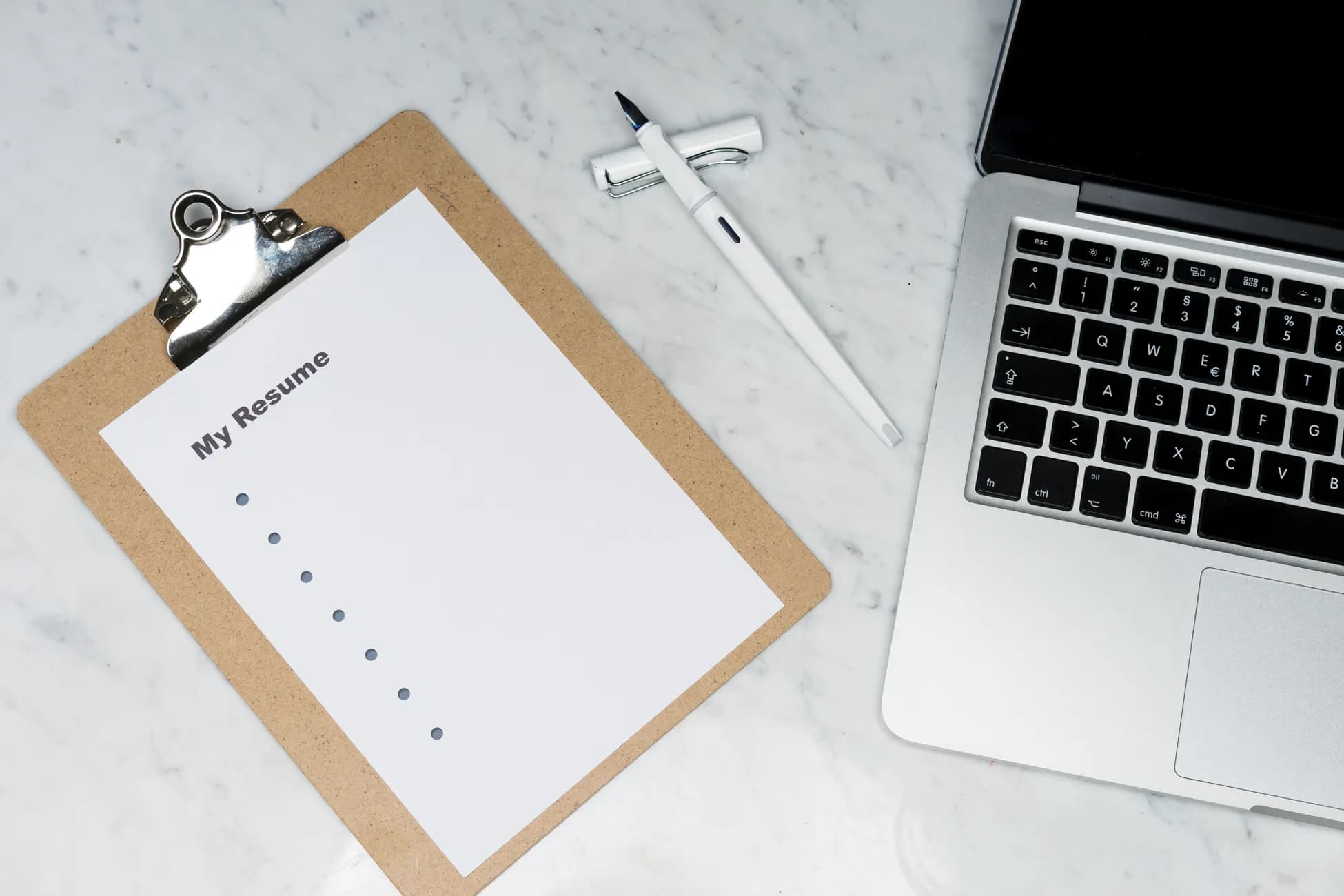 Profesyonel CV hazırlama sürecinde çalışan bir kişi