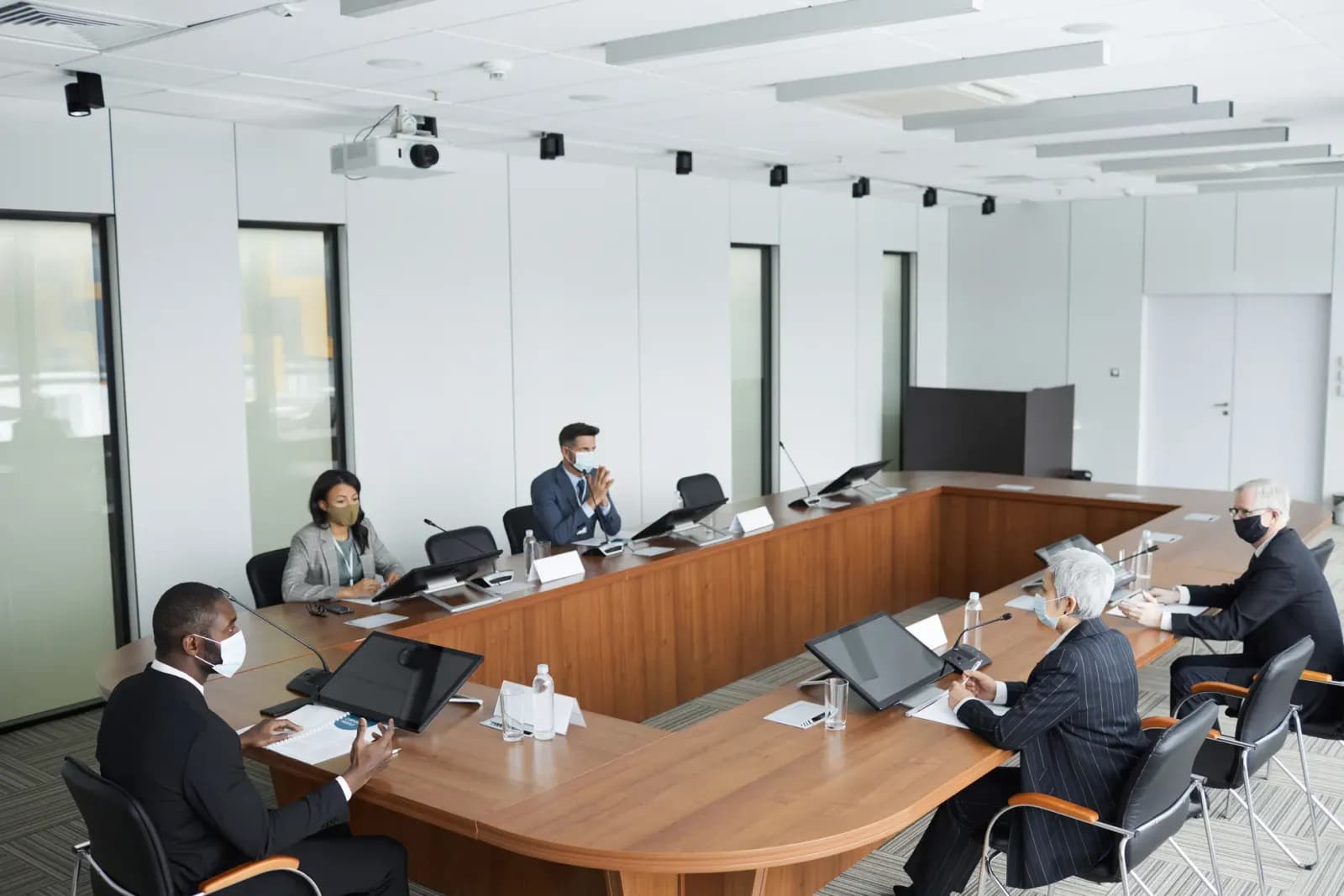 Executive search ekibi yönetici aday CV'lerini değerlendiriyor