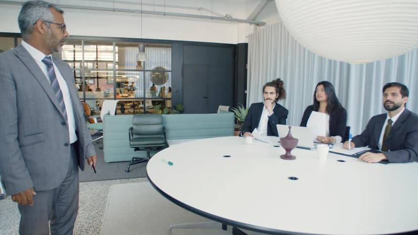 Modern bir ofis ortamında çalışan sözleşme yöneticisi