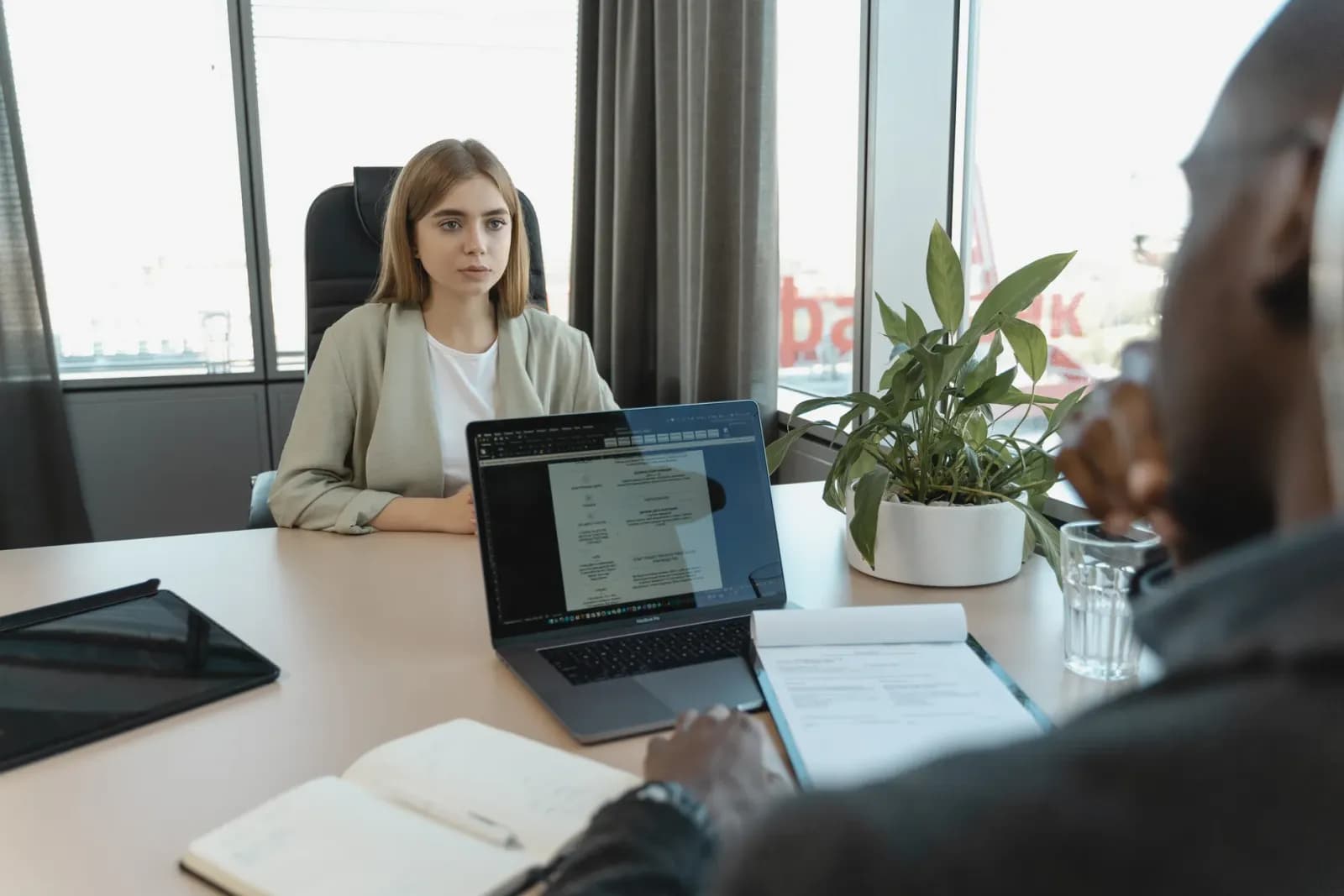 İşe alım uzmanı bilgisayarında İngilizce CV incelemektedir