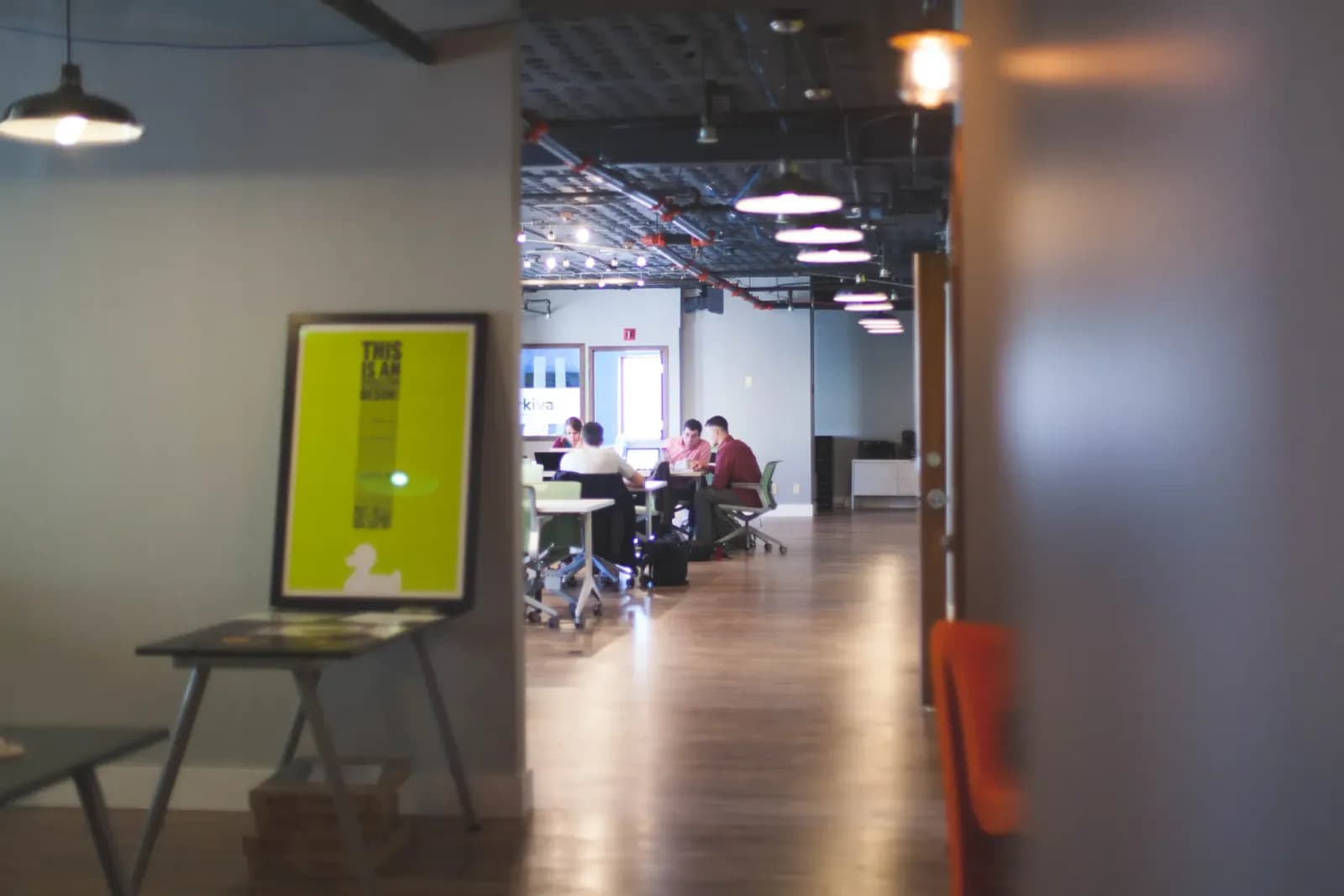 Modern bir startup ofisinde iş görüşmesi yapan ekip