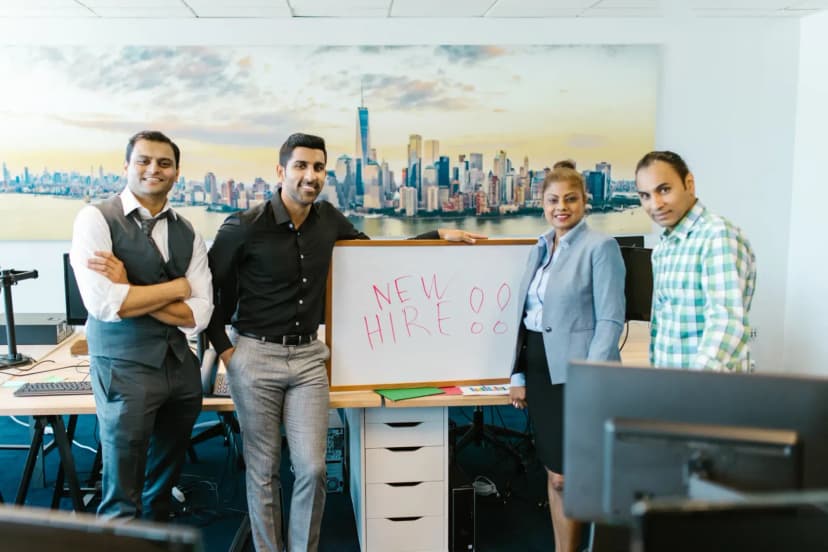 Gülümseyen genç profesyonellerden oluşan startup ekibi