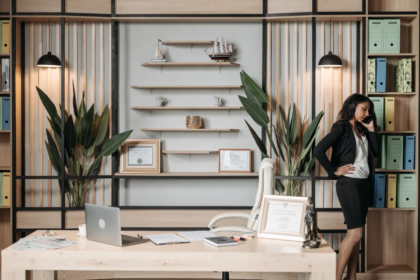 modern bir ofis ortamında kariyer sayfası ekranı, profesyonel ekip toplantısı, dijital işe alım süreci gösteren bilgisayar