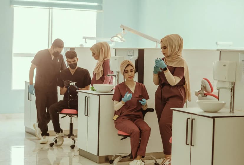 Modern klinikte çalışan diş hekimi portresi