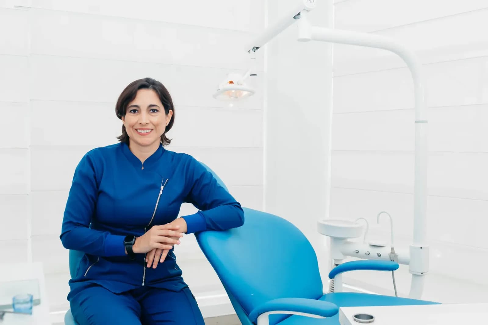 Ortodontist muayene odasında hasta dosyalarını inceliyor