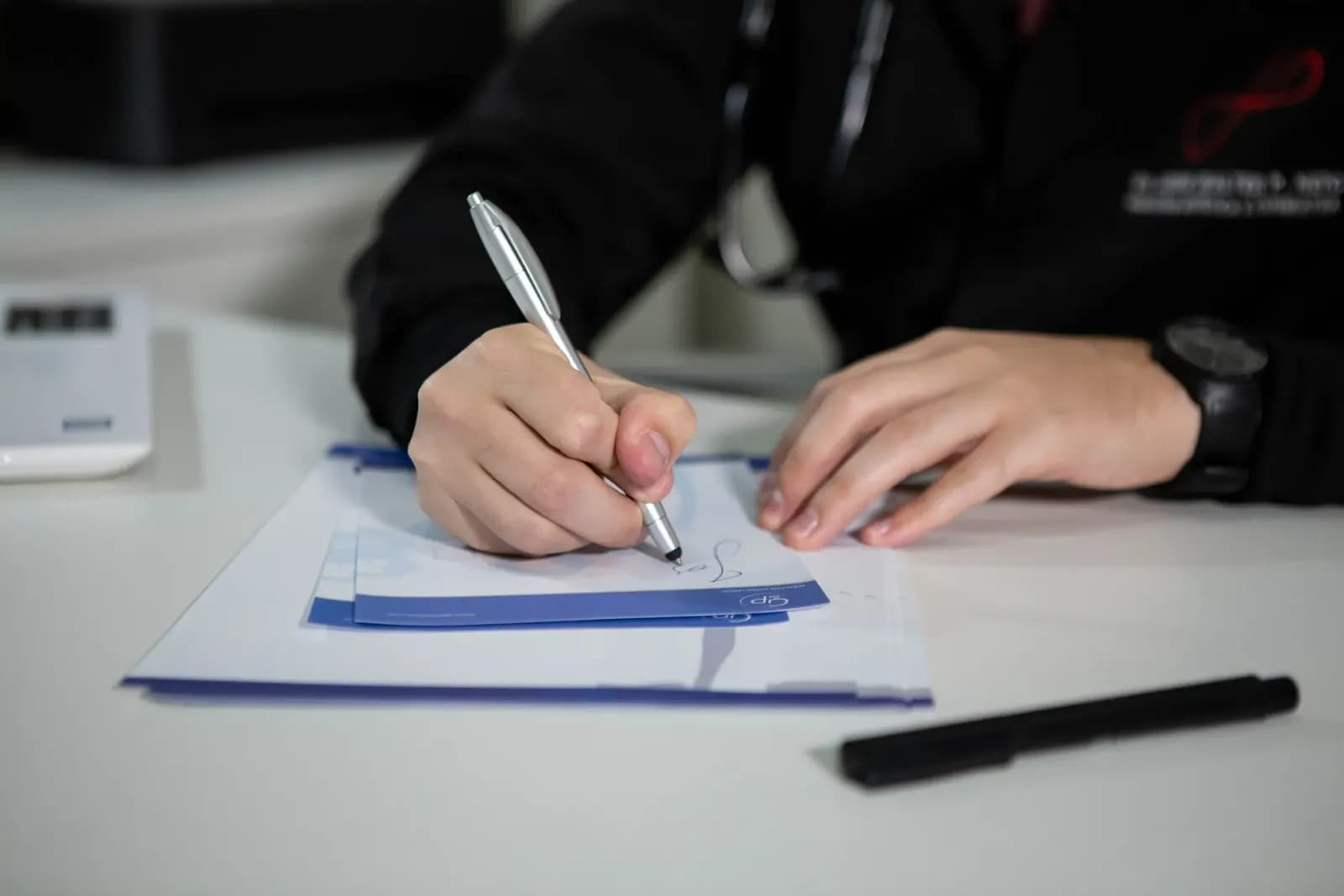 işitme testi yapan odyolog, modern işitme test cihazları, profesyonel sağlık özgeçmiş tasarımı