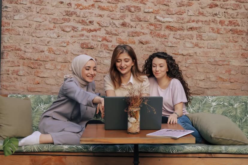 Toplum destek çalışanı ve danışan görüşmesi