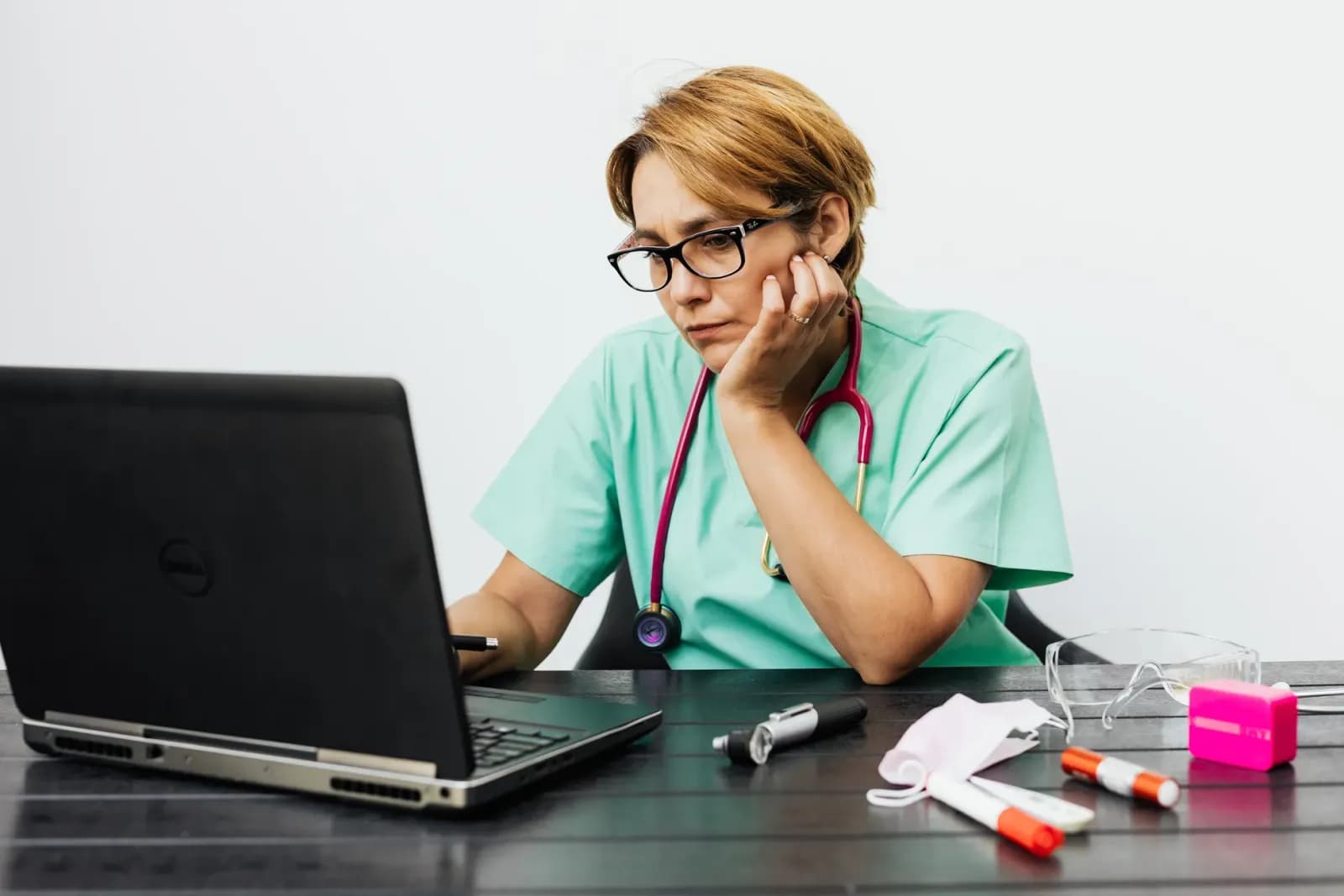 Dizüstü bilgisayar üzerinde CV hazırlayan bir hemşire