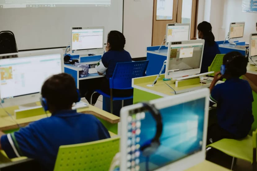 sınıfta kod yazmayı anlatan öğretmen