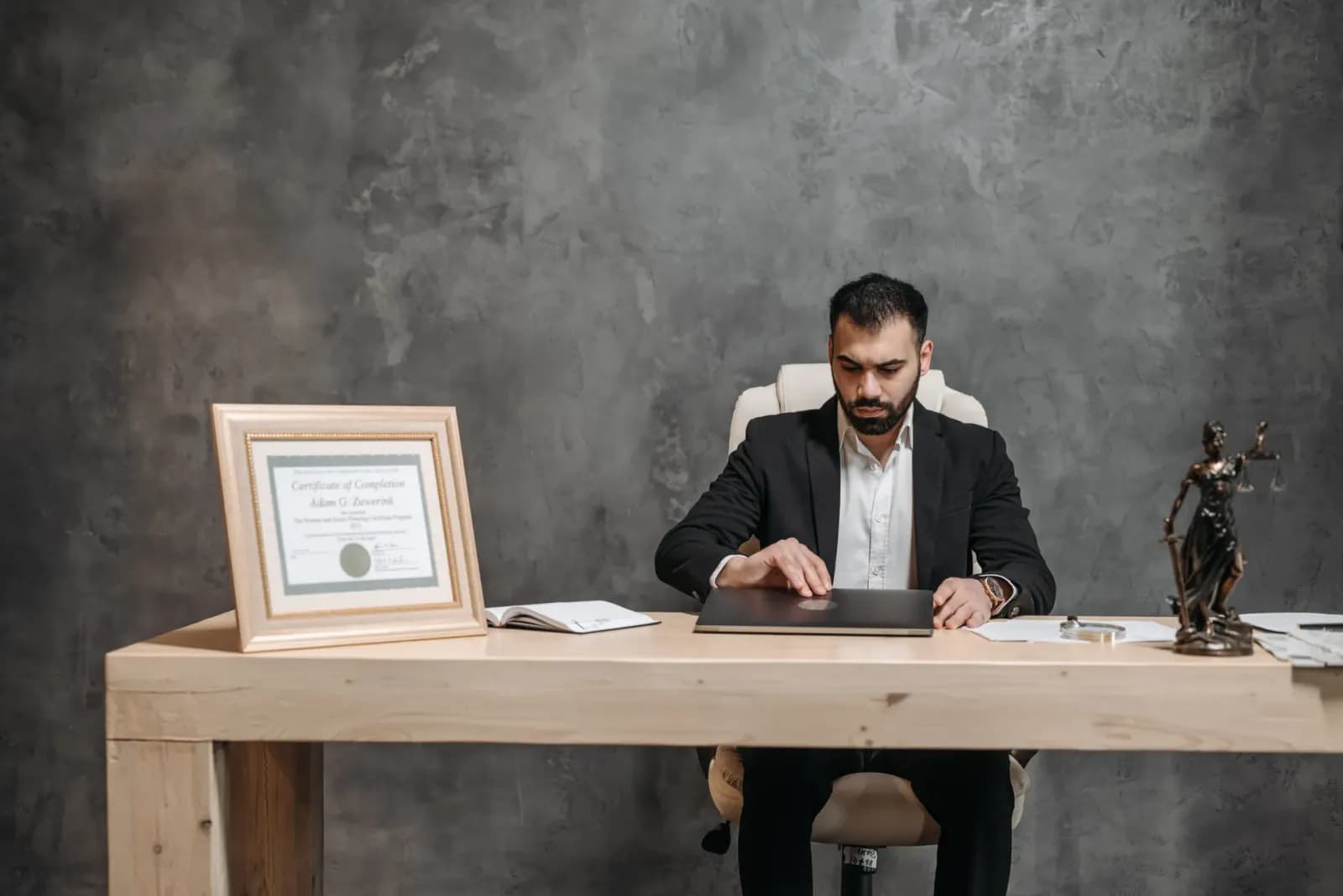 Profesyonel savcı CV örneği üzerinde notlar alan bir hukukçü