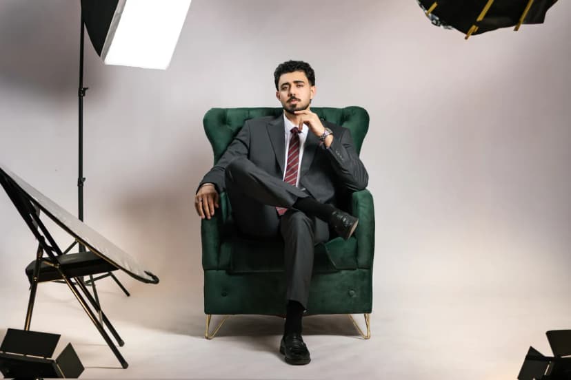 Profesyonel bir iş insanı özgeçmişini inceliyor