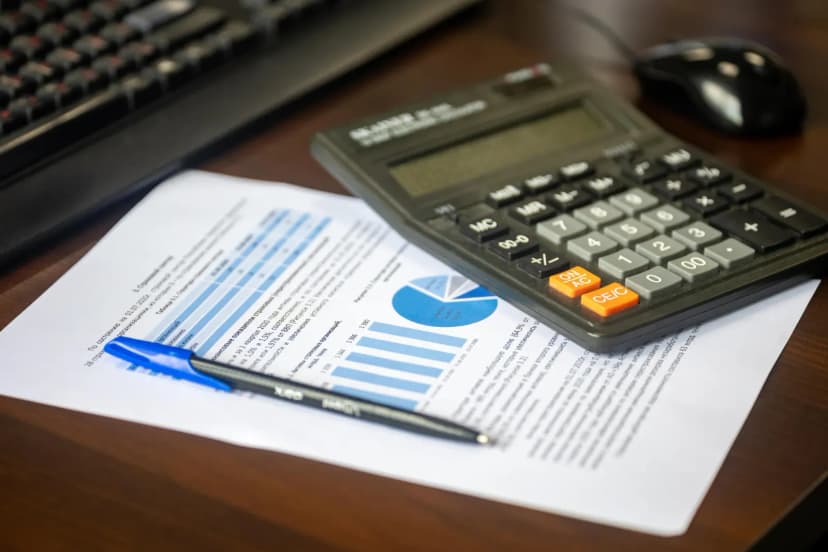 Finansal belgeler ve hesap makinesi