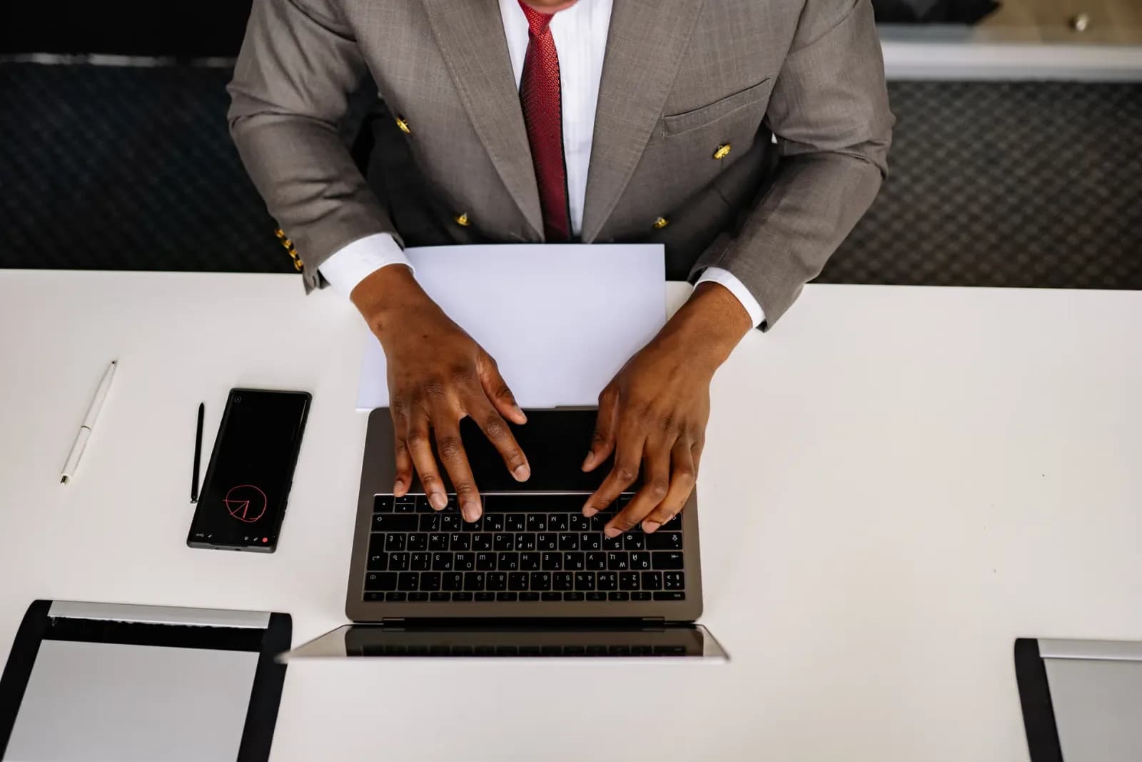 laptop başında çalışan portföy yöneticisi | borsa ve veri analizleri | profesyonel yatırım toplantısı ortamı
