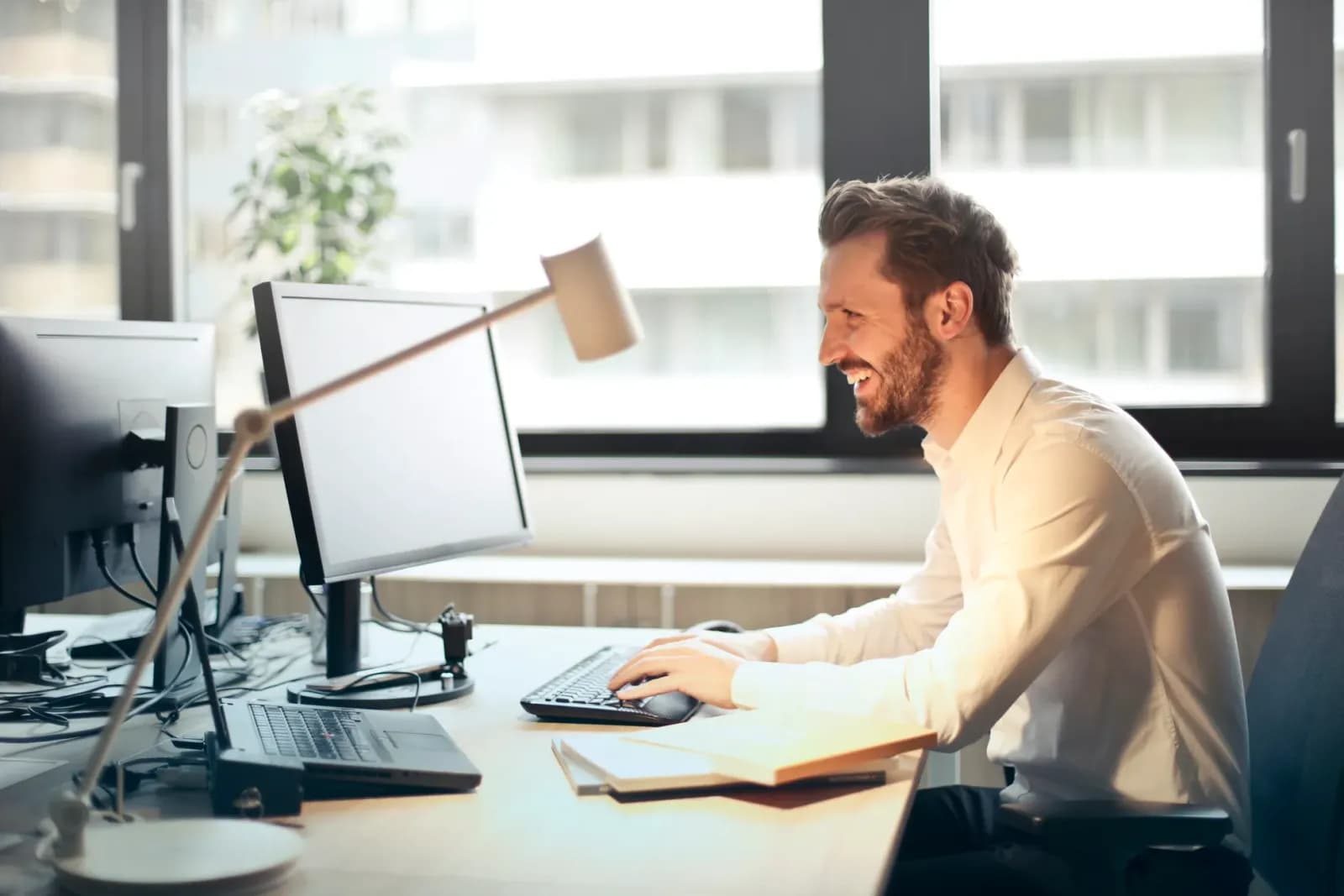 bilgisayar başında e-posta pazarlama kampanyası yöneten uzman, dijital pazarlama metriklerini inceleyen ekran, modern ofis ortamında çalışan profesyonel