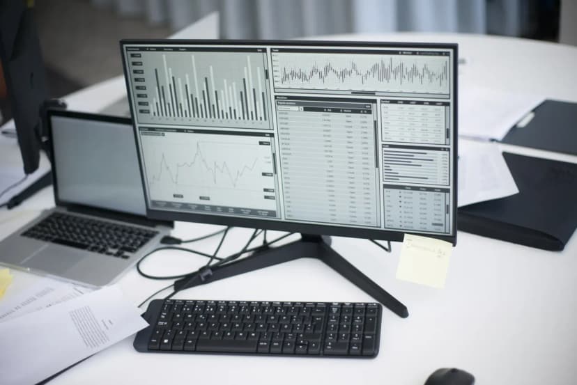Modern bir çalışma masası üzerinde duran profesyonel özgeçmiş