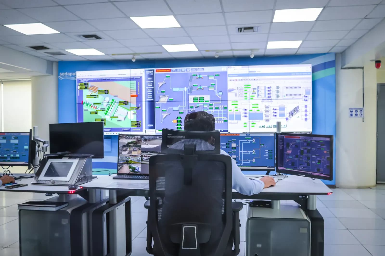 Trafo merkezi kontrol odasında çalışan bir operatör