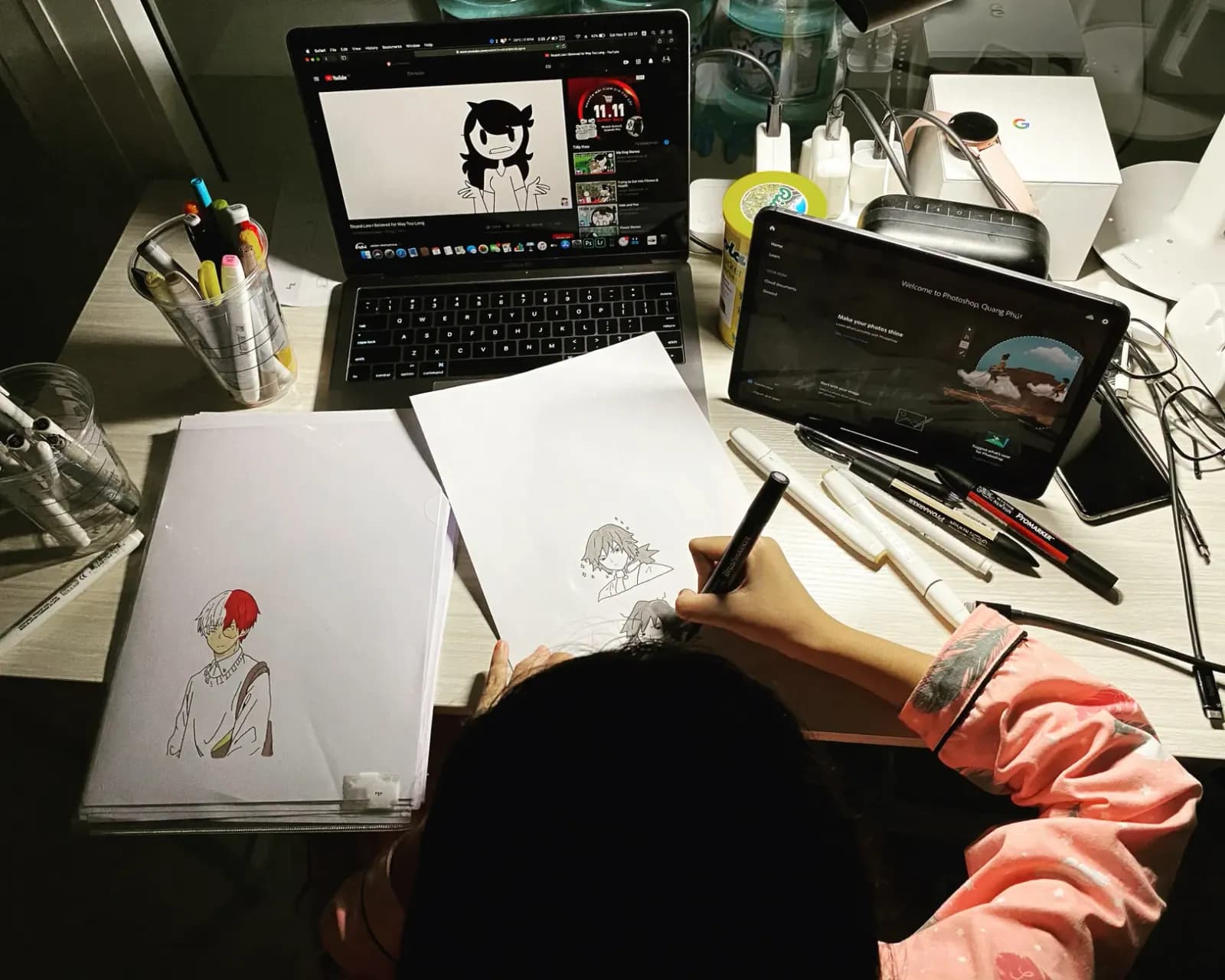 Tablet üzerinde çalışan bir animasyon uzmanı