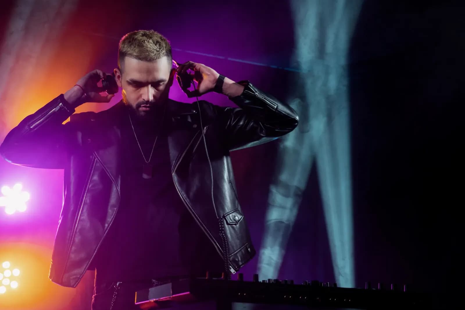 sahnede performans veren bir DJ