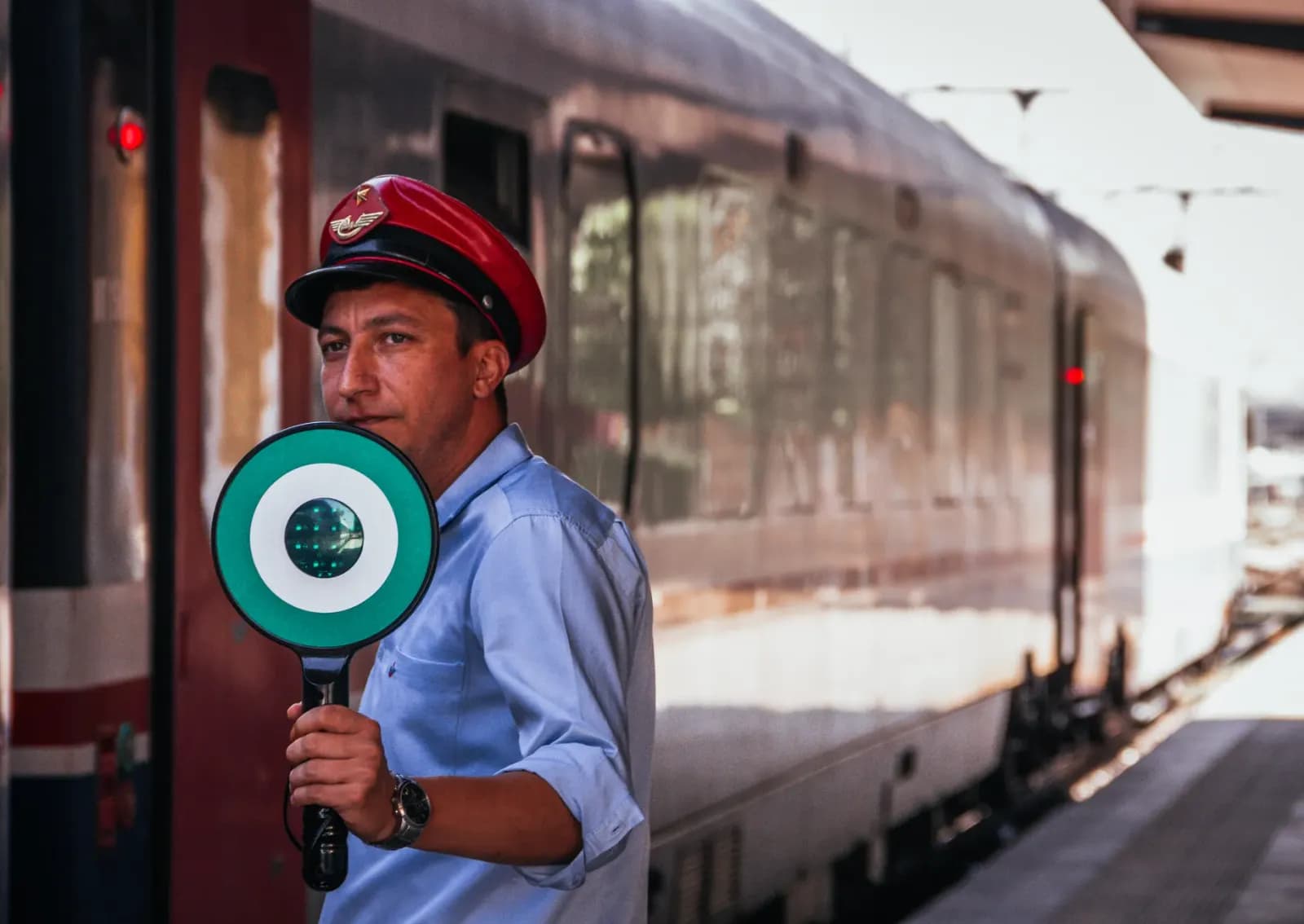 Tren şefi üniformasıyla görev başında bir demiryolu çalışanı