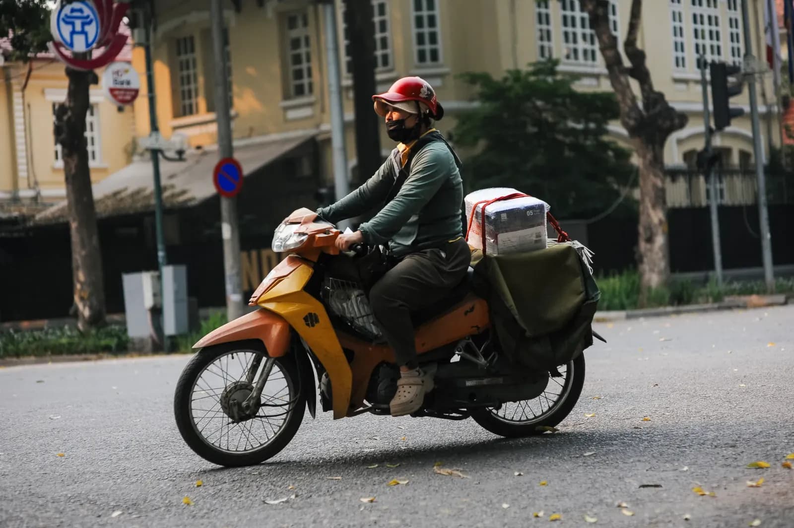 motosikletli kurye kasklı, şehir içinde teslimat yapan kurye, modern özgeçmiş tasarımı