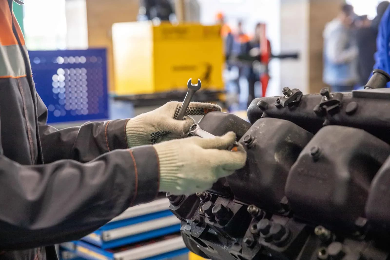 Mekanik bakım teknisyeni motor tamiri yapan bir teknisyen