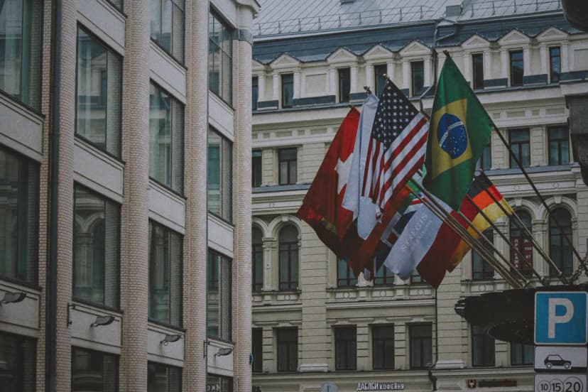 Uluslararası bayrakların olduğu diplomatik ofis ortamı