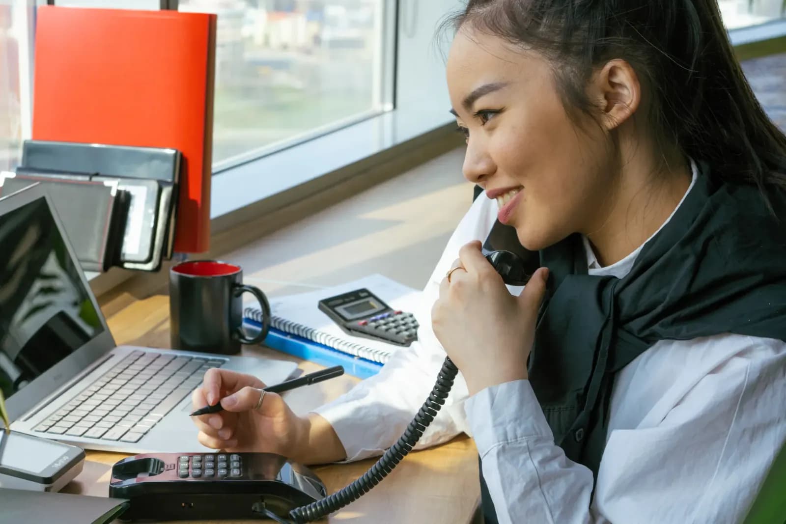 modern ofis ortamında çalışan idari işler uzmanı, profesyonel özgeçmiş tasarımı ve kalemler, ofis yönetimi dokümanları