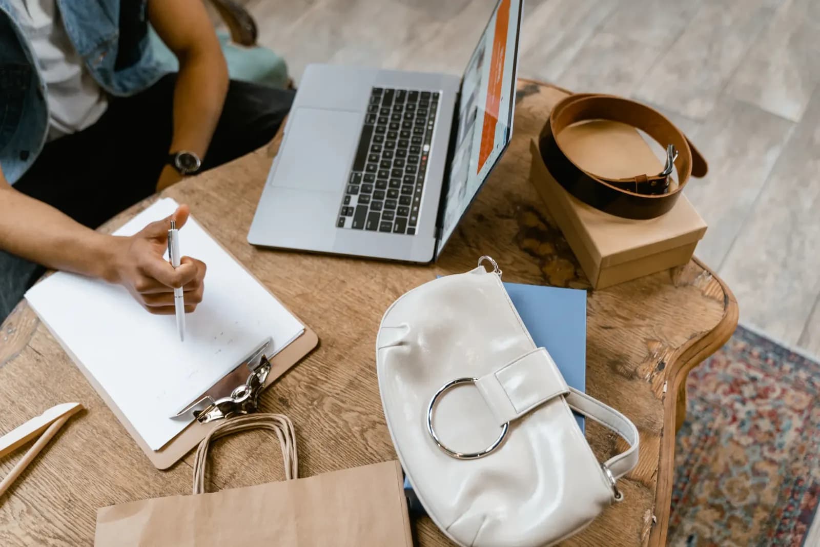 profesyonel bir merchandiser ofis başında analiz yaparken, mağaza içi görsel düzenleme çalışması, modern bir özgeçmiş tasarımı