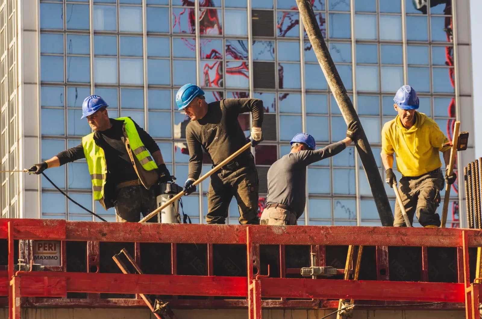 Su kanalizasyon teknisyeni çalışırken elbisesi