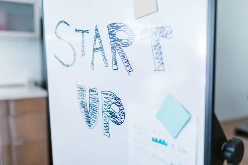 Startup ekibi yatırımcıya sunum yapıyor
