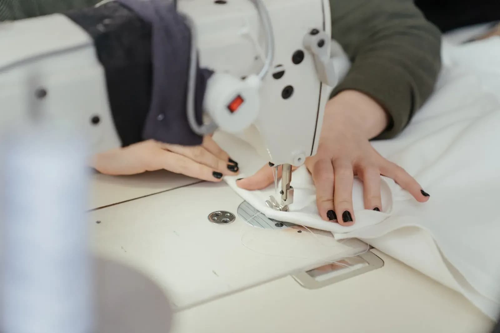 Endüstriyel dikiş makinesinde çalışan bir makineci