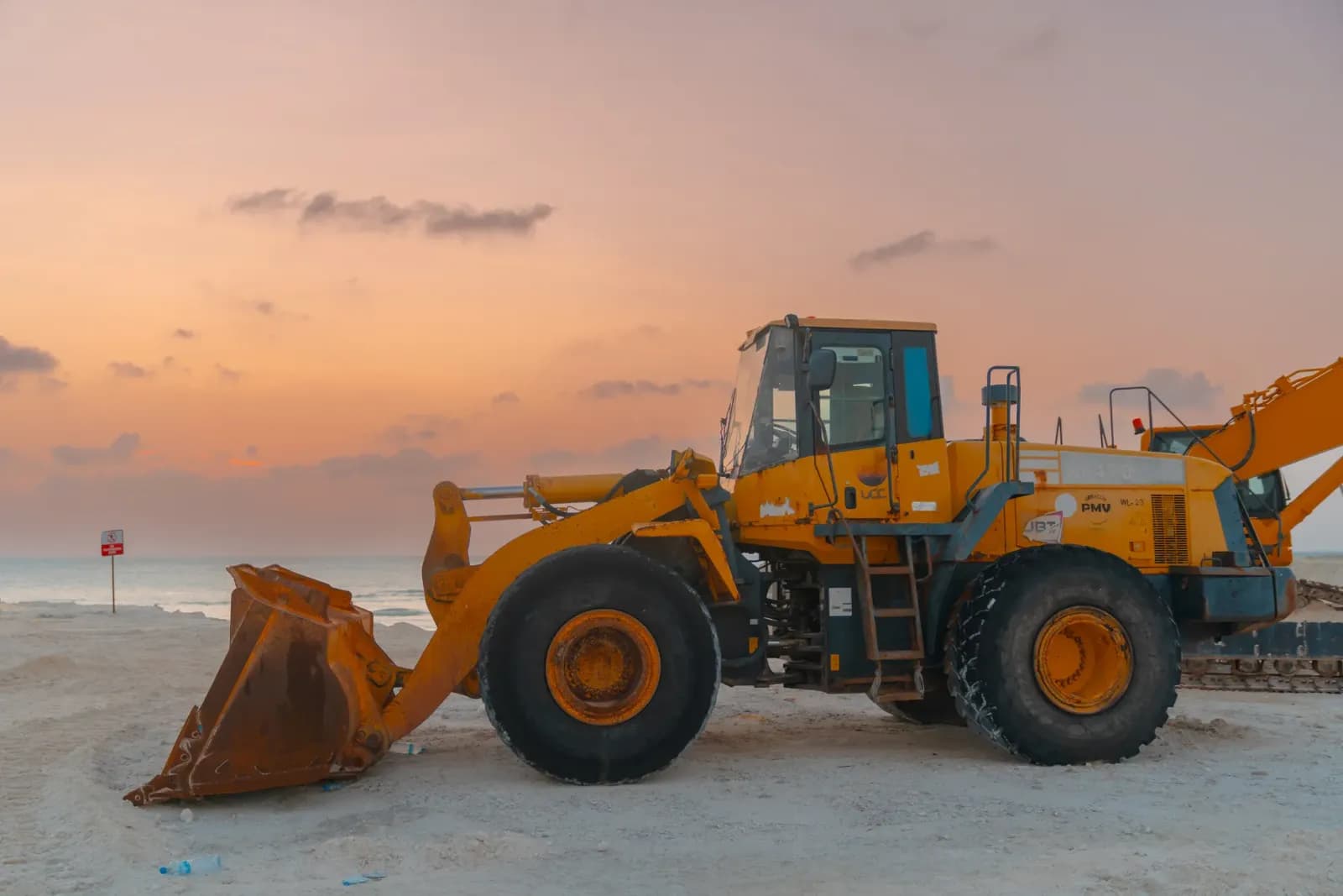 İnşaat alanında çalışan bir dozer operatörü