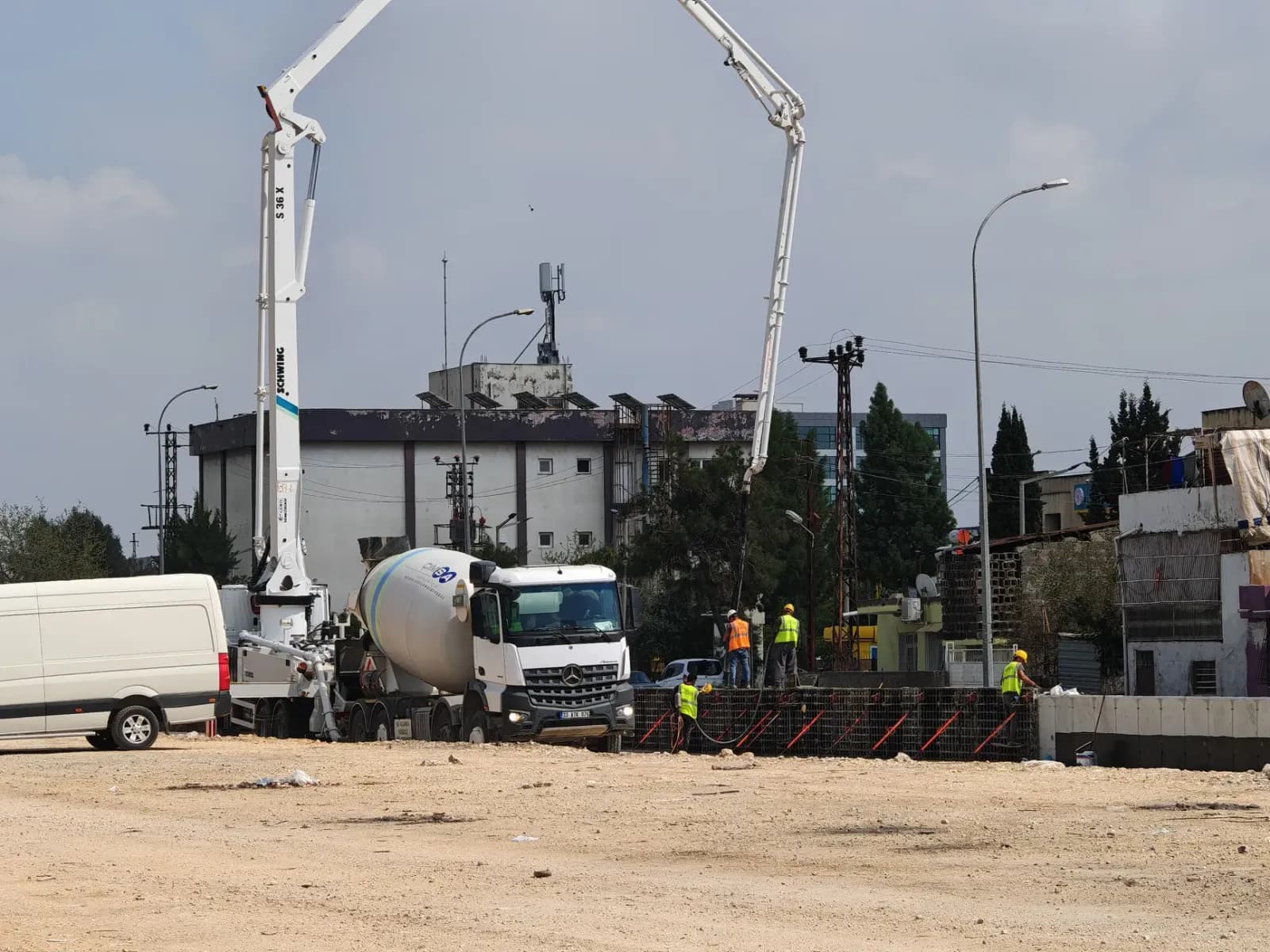 Beton pompasını çalıştıran bir inşaat işçisi