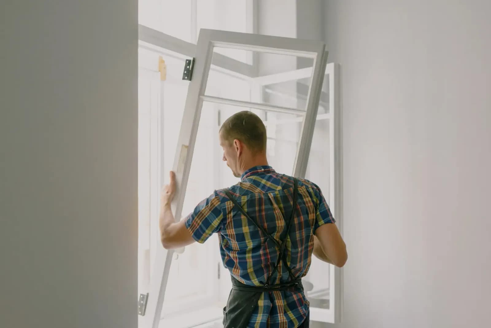 PVC pencere montajı yapan usta