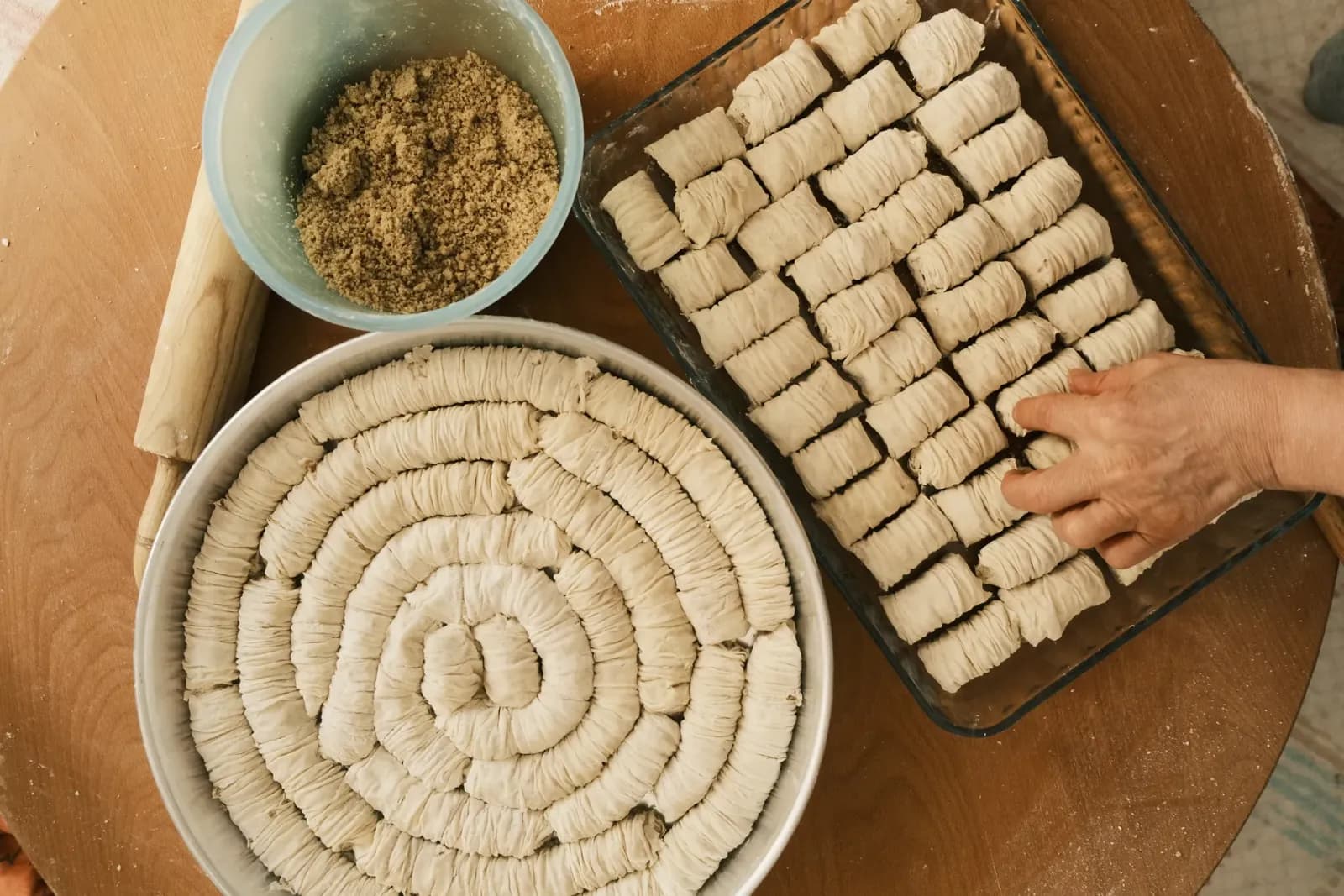 Baklava hamuru açan usta elleri