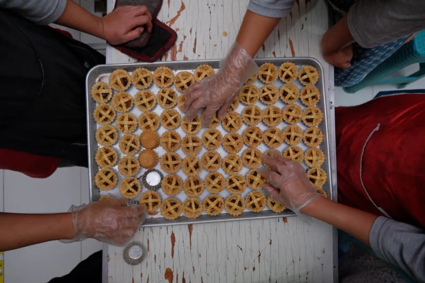 Geleneksel baklavacı mutfağında tepsi hazırlığı