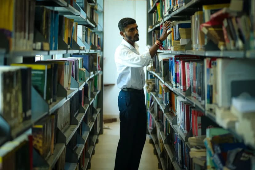 akademik ortamda not alan öğrenci