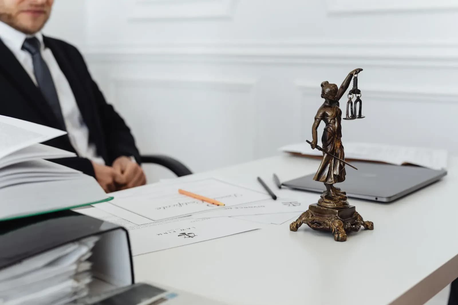 Noterlik ofisinde resmi belge imzalayan profesyonel