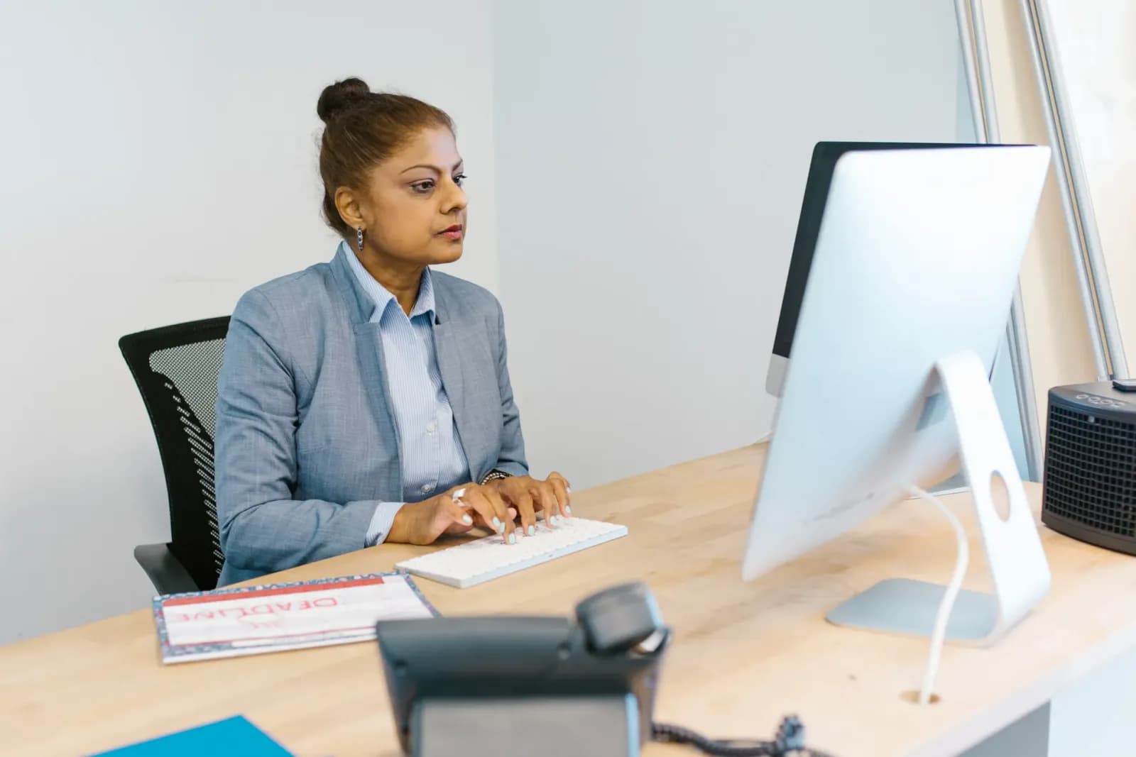 Bağımsız denetçi kariyer yolculuğunu temsil eden profesyonel bir ofis ortamı