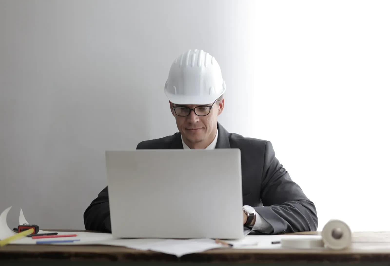 Risk yönetimi uzmanı adayının dizüstü bilgisayarında CV hazırlama çalışması yapması