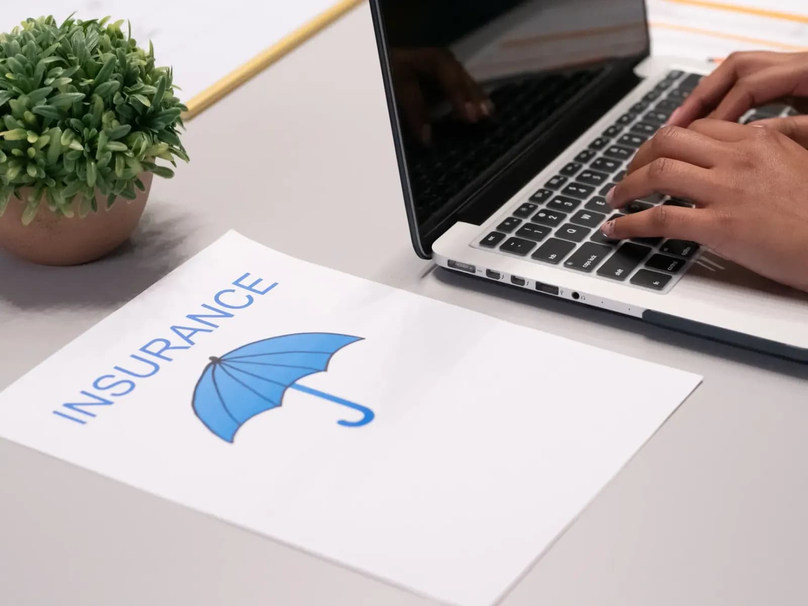 Ofiste çalışan bir sigorta underwriter uzmanı