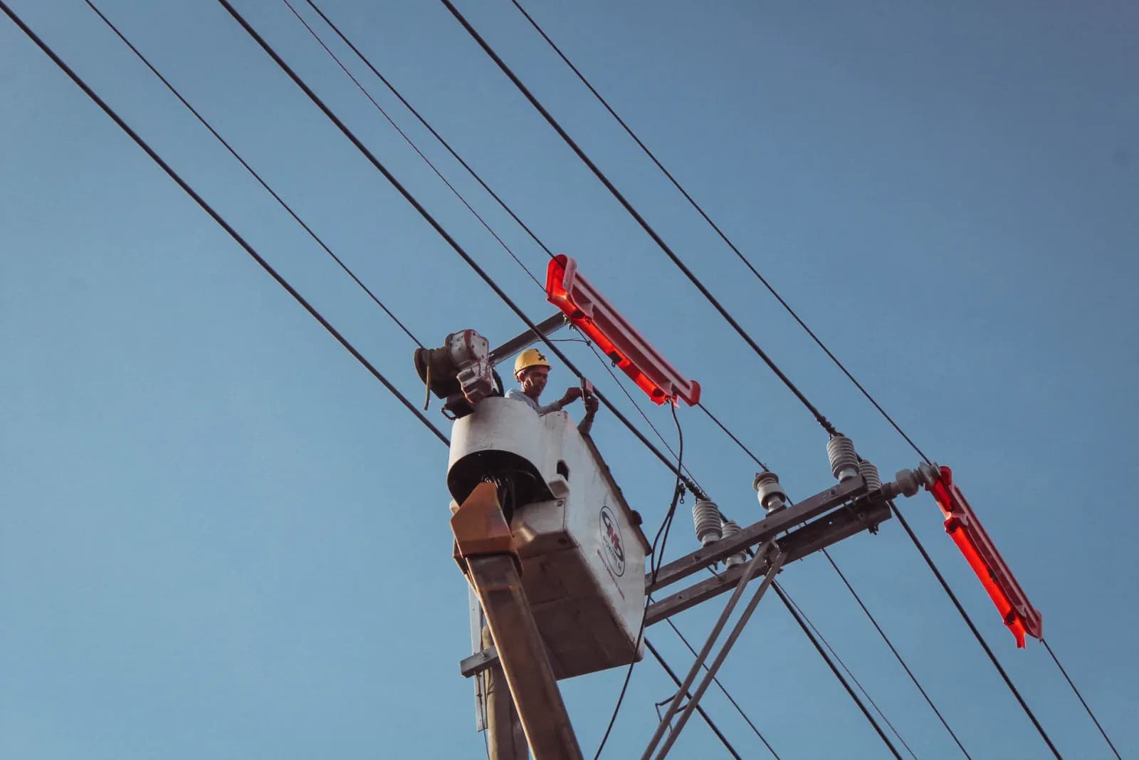 Elektrik direği üzerinde çalışan hat bakım görevlisi