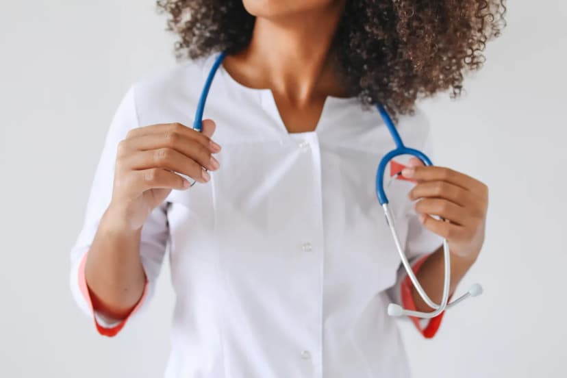kadın doktor stetoskopla